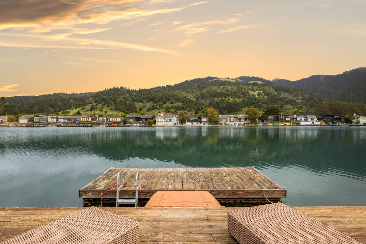 - Stylish dock with loungers offering unobstructed lake and mountain views  
- Perfect location for sunbathing, stargazing, or enjoying a quiet moment  
- Ladder access to the water makes it ideal for swimming on warm days  
