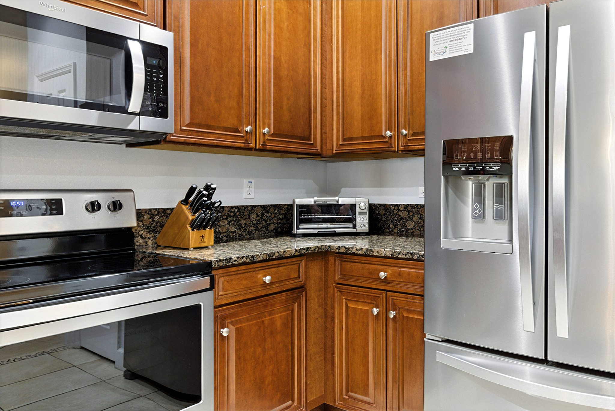 🍳✨ Fully stocked and ready for vacation meals—whip up breakfast, beach-day snacks, or a full family dinner with stainless steel appliances, granite counters, and everything you need to cook with ease. 🥑🍽️
