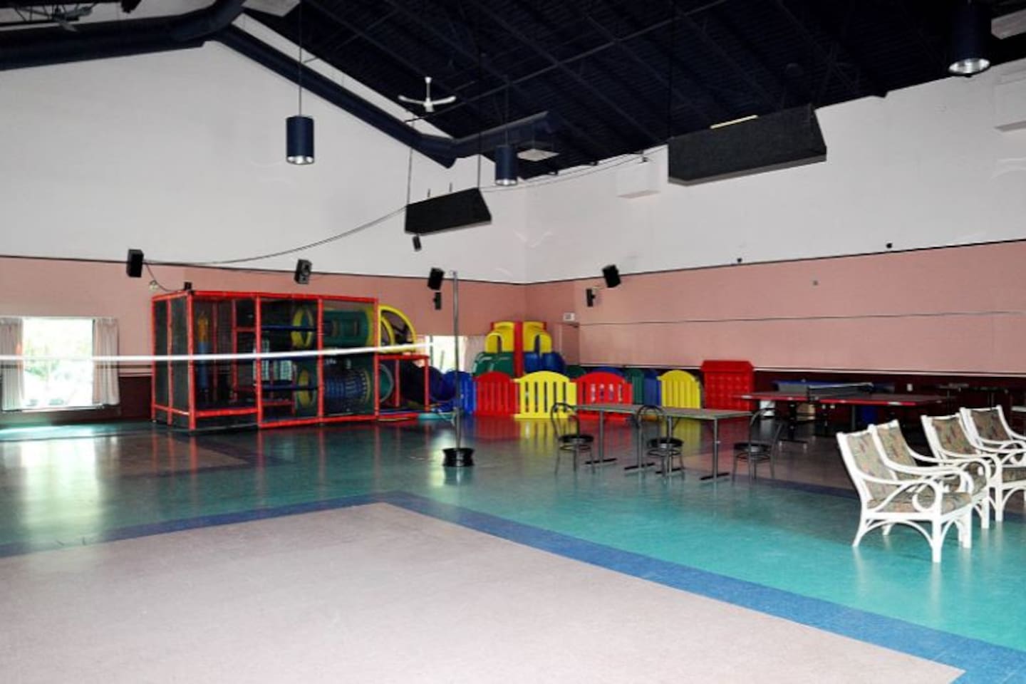 Accès gratuit au site voisin à moins de 2 minutes d'auto :
Piscine intérieur, salle d'entraînement, espace jeux pour enfant et spa!