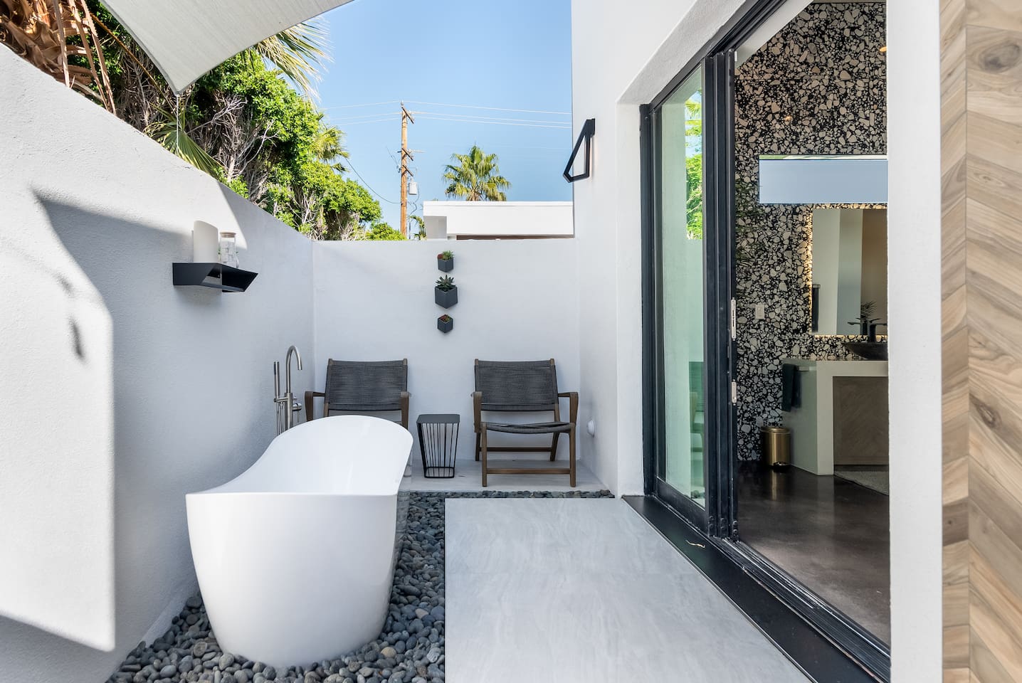 Romantic outdoor tub and lounge