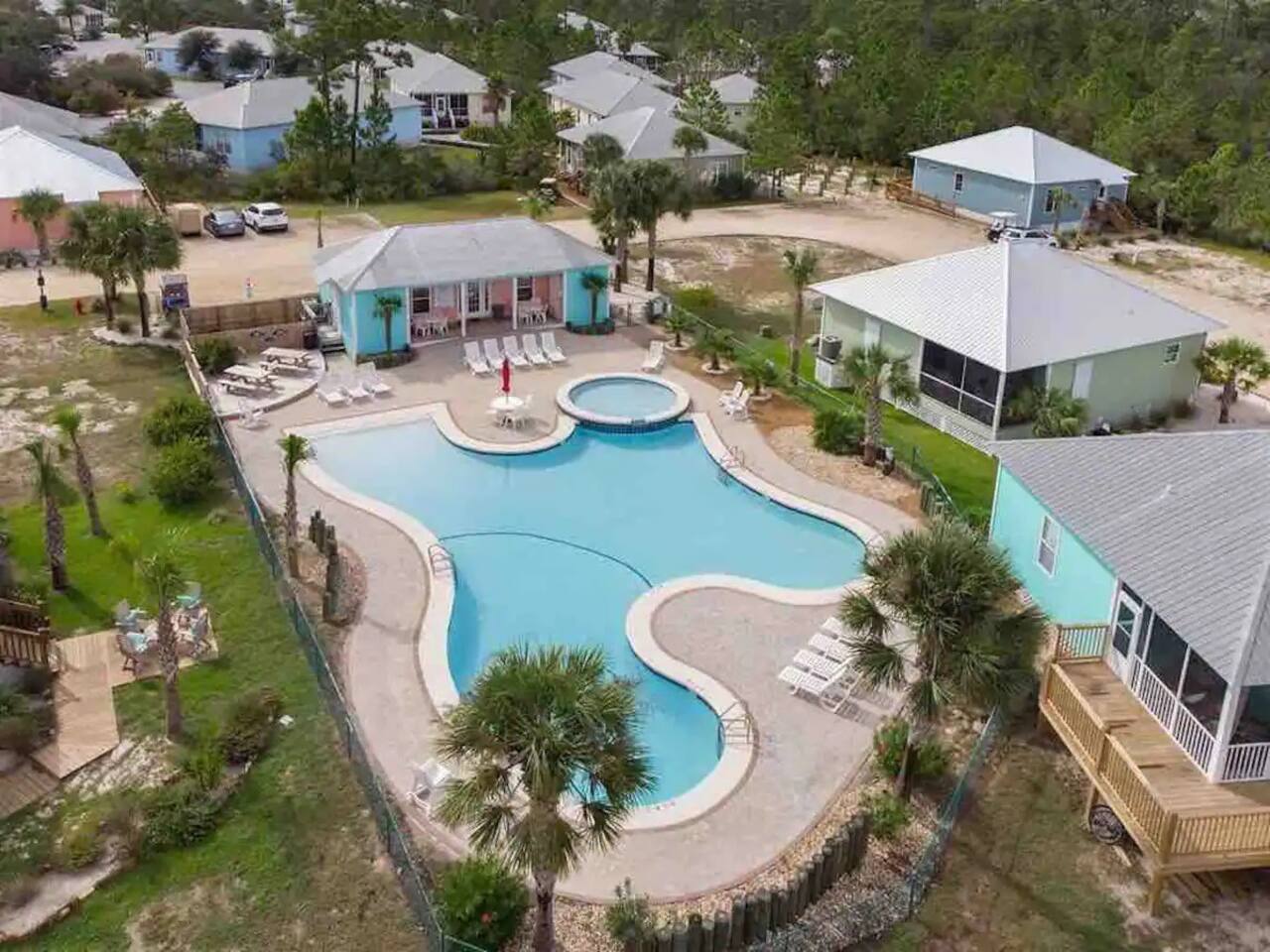 Clubhouse, Pool