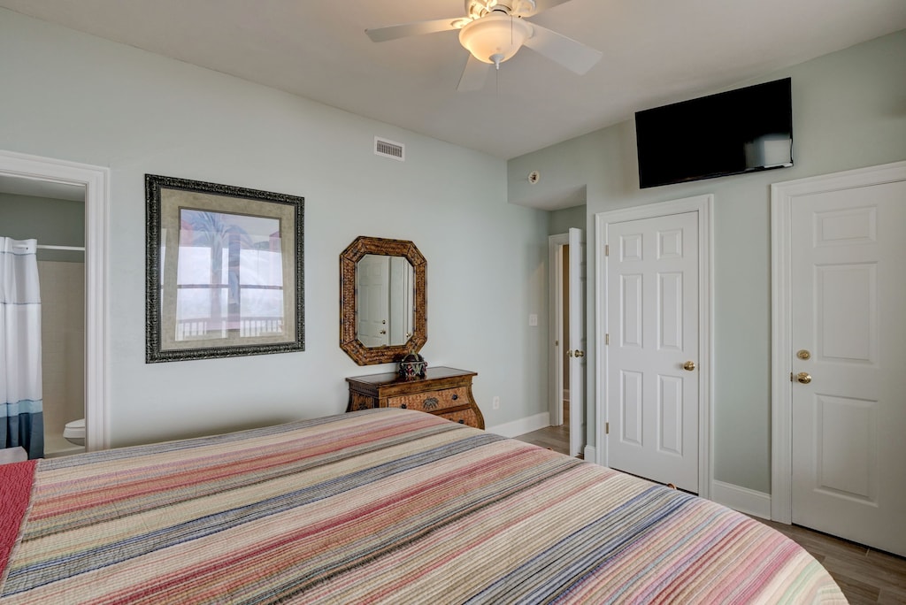 Stars - master bedroom with ensuite bathroom and smart TV