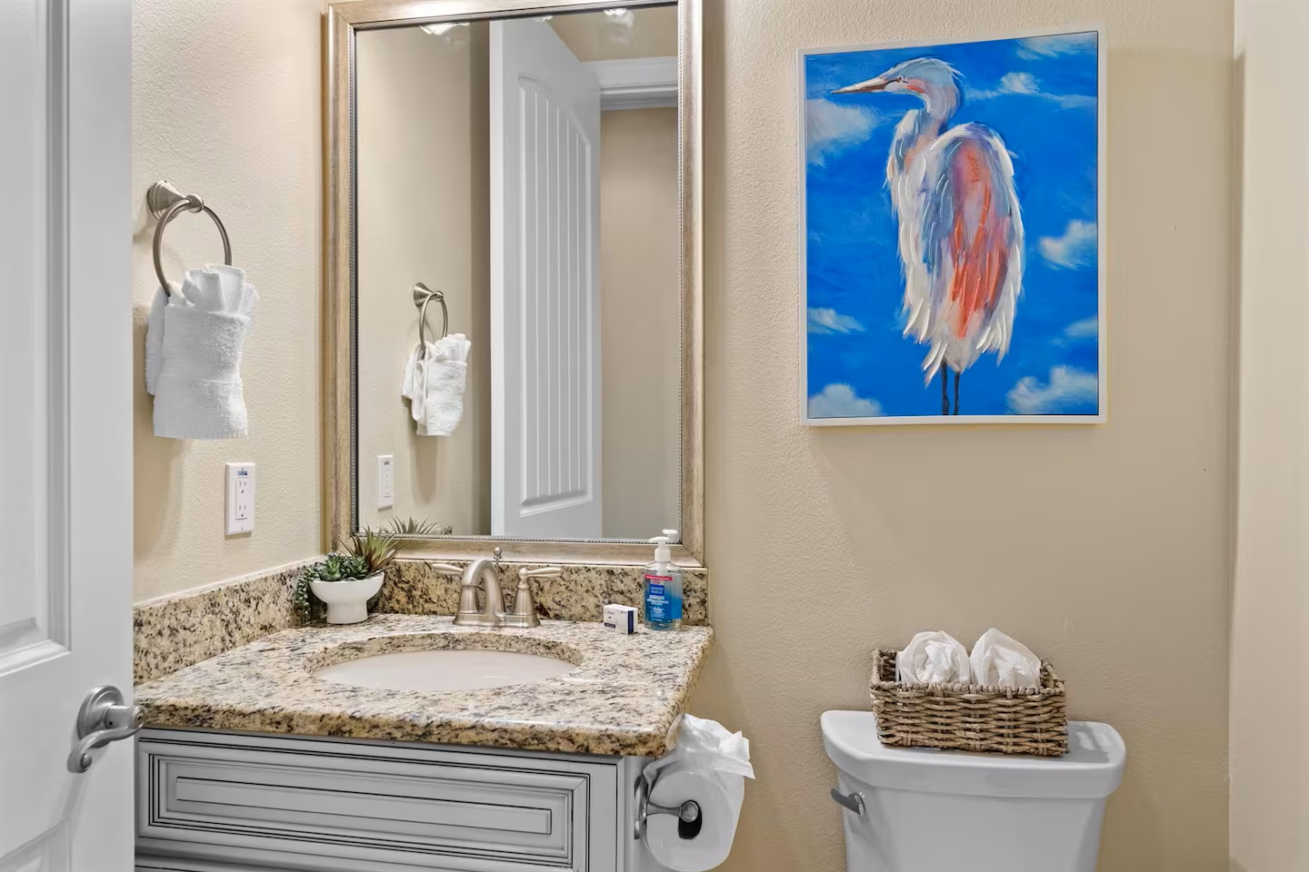 Clean, calm, and thoughtfully designed 🚿
This coastal-inspired bathroom features granite counters, fresh towels, and a bright, welcoming feel—perfect for easy mornings and relaxed evenings.
