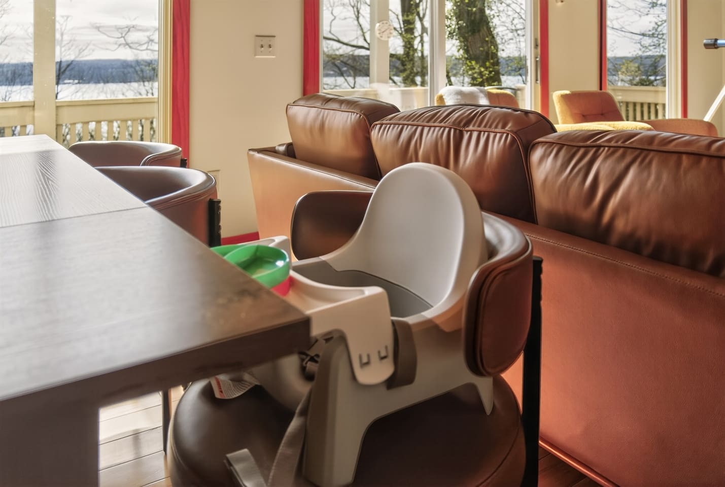 A dedicated high chair is ready for your little ones, so everyone can gather comfortably around the table and enjoy meals together with a beautiful lake view.