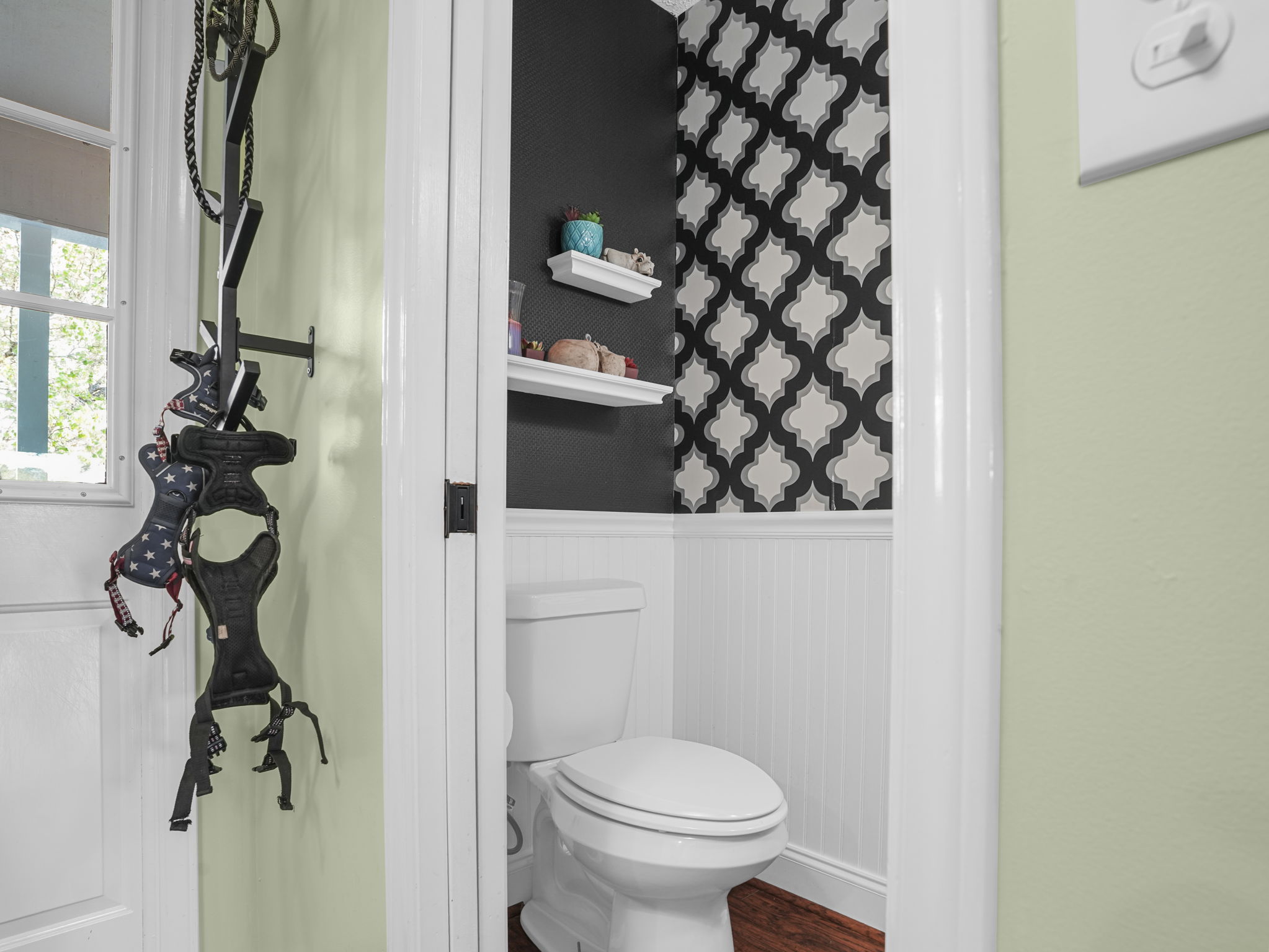 Entry, Pocket Half Bath