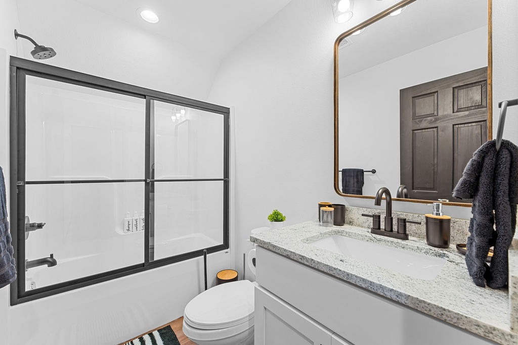 bathroom with combination tub/shower