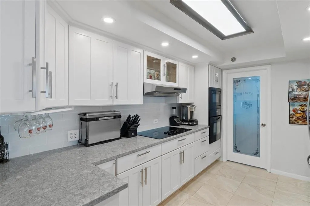 Fully equipped and modern designed, the kitchen features modern appliances and ample counter space—making meal prep easy whether you’re brewing morning coffee or cooking up fresh local seafood.