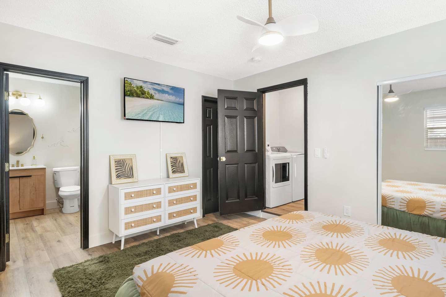 King Suite 1 with ensuite Bathroom, New Memory Foam Mattress, 40-in TV.