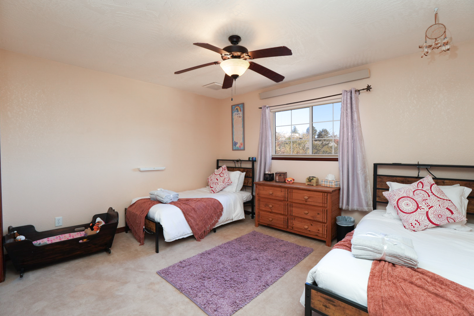 Bright and welcoming twin bedroom—great for kids, teens, or friends traveling together.