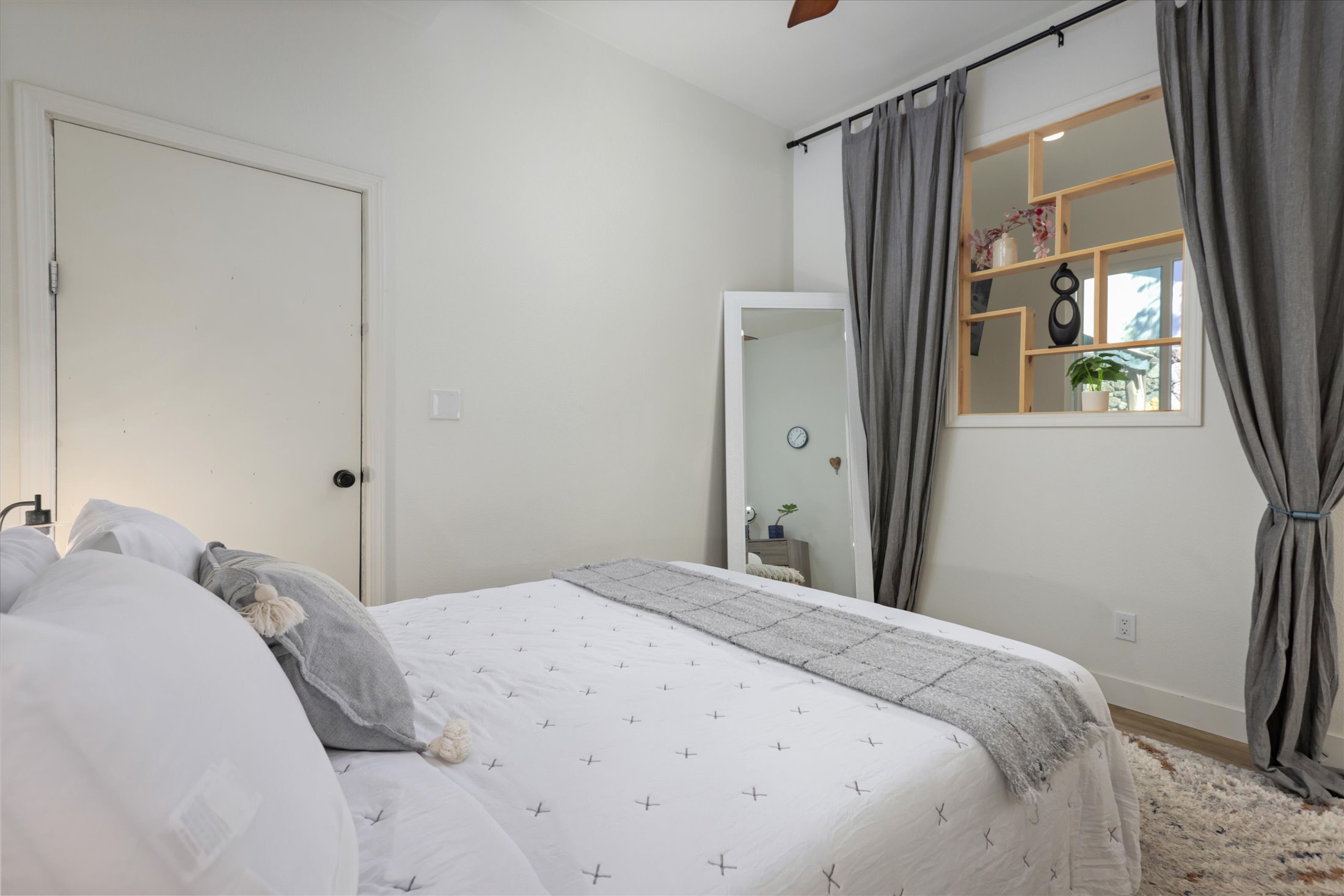 Front Bedroom queen size bed