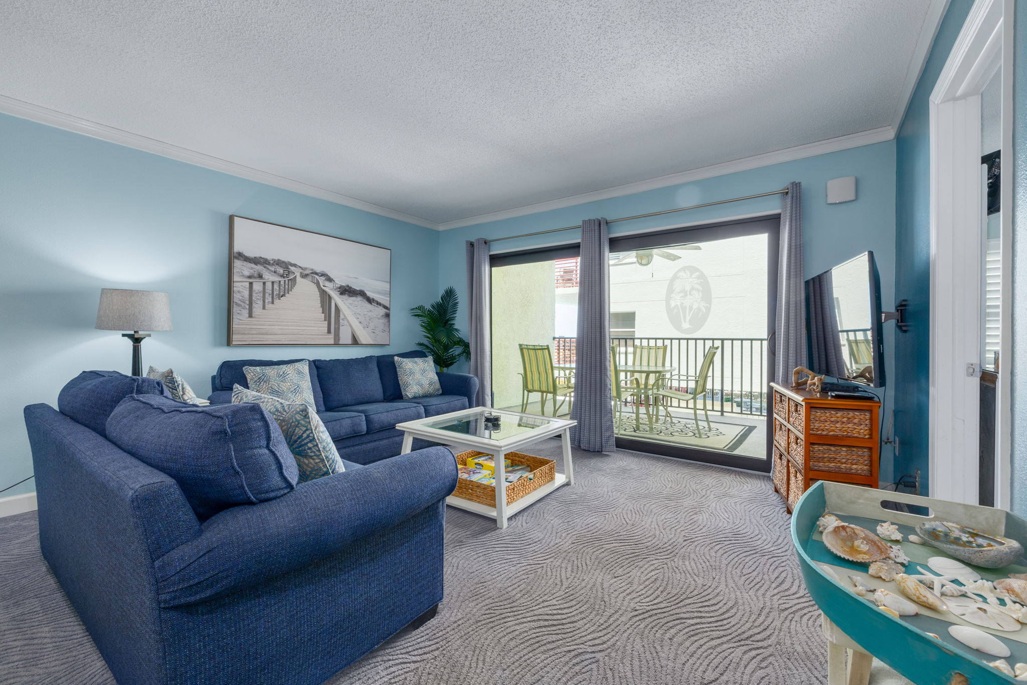 Newly Renovated Condo, Heated Pool overlooking Mad Beach 2