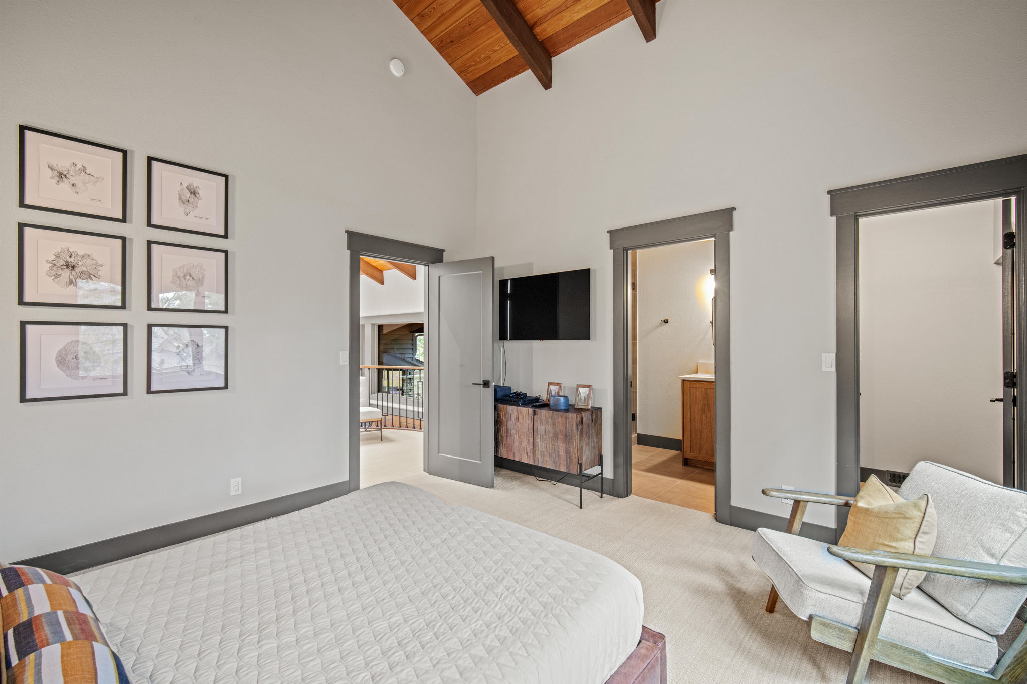 Upstairs: 5th Bedroom (Queen)