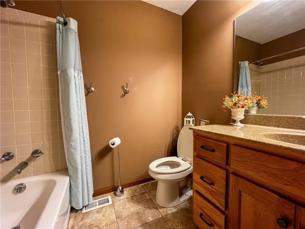With warm tones and a straightforward layout, this ensuite bath provides everything you need for an easy, comfortable stay in the country.