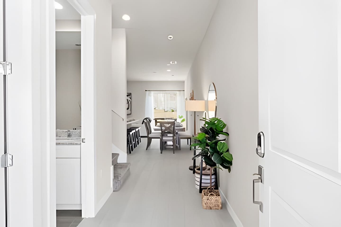 Modern and airy living room, ideal for lounging and socializing.