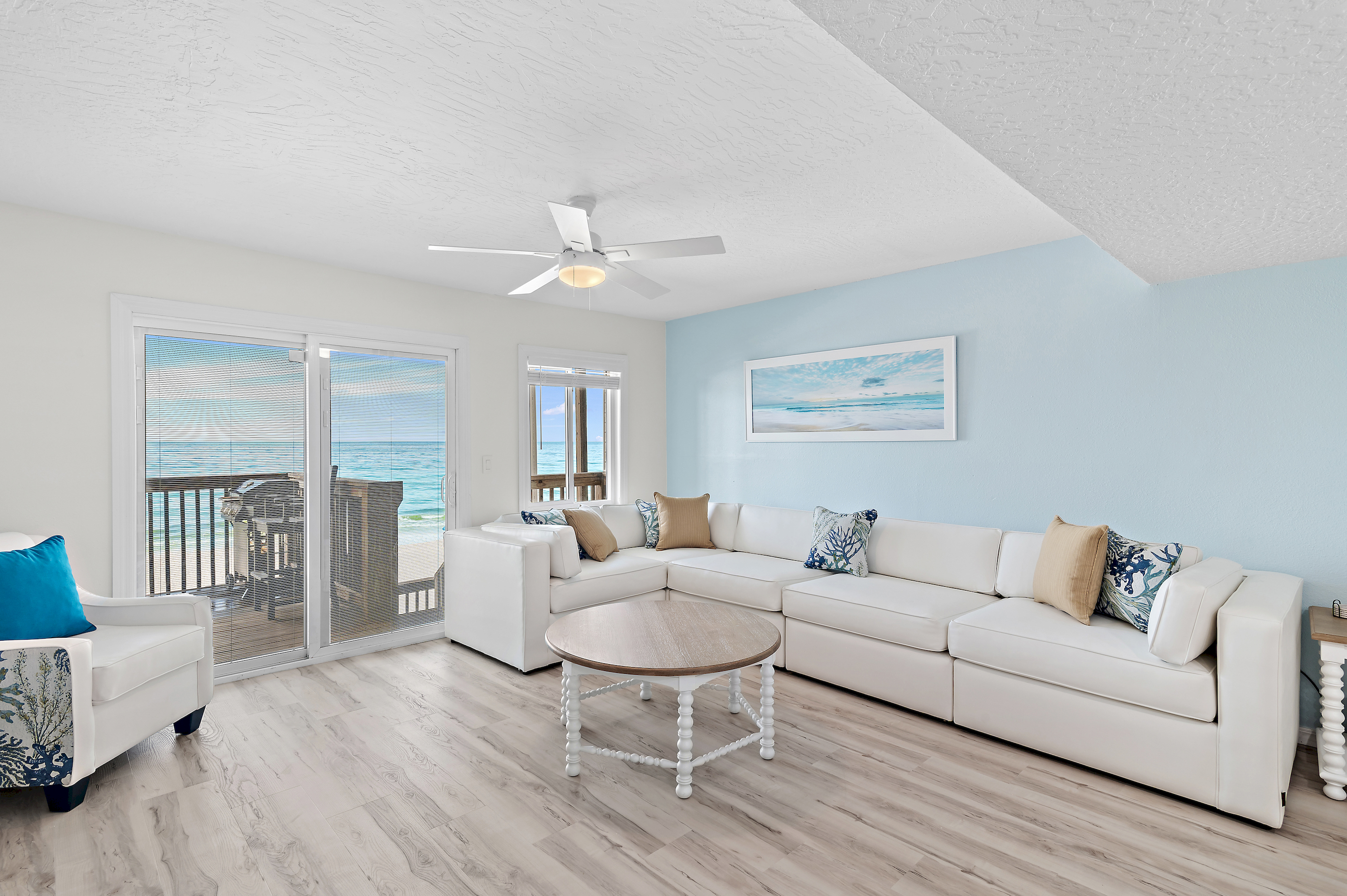 Family Room - Sectional with pleanty of seating