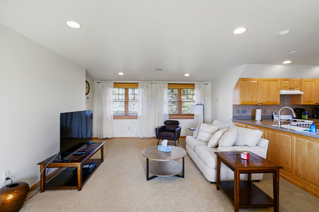 Private Master Suite/Apartment - 800 square feet, attached to the Lodge but with it's own bathroom, living room, kitchen, washer and dryer.