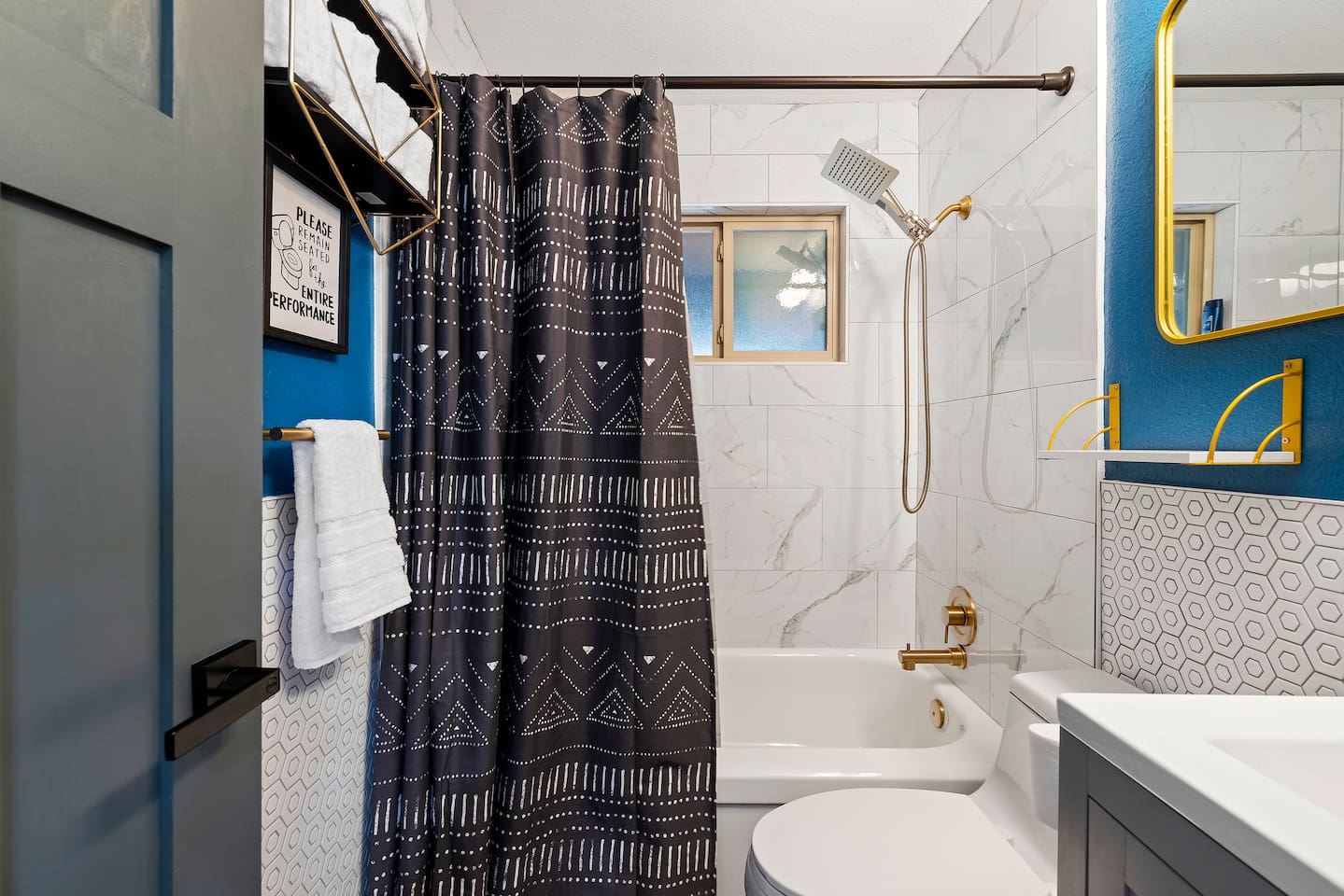 Single tub/shower combo in the cabin, cozy yet elegant. Please, just stay seated for the entire performance.