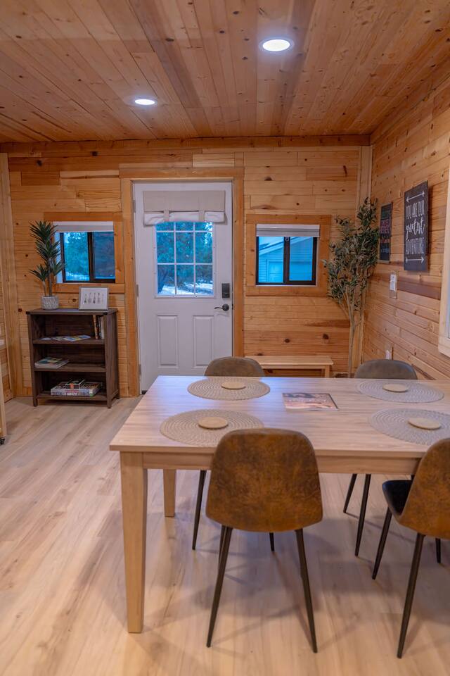 Dine, laugh, play — and repeat! Whether it’s a hearty breakfast, a board game night, or planning your next adventure, this bright and cheerful dining space at Tiny Elk Retreat is where memories are made.