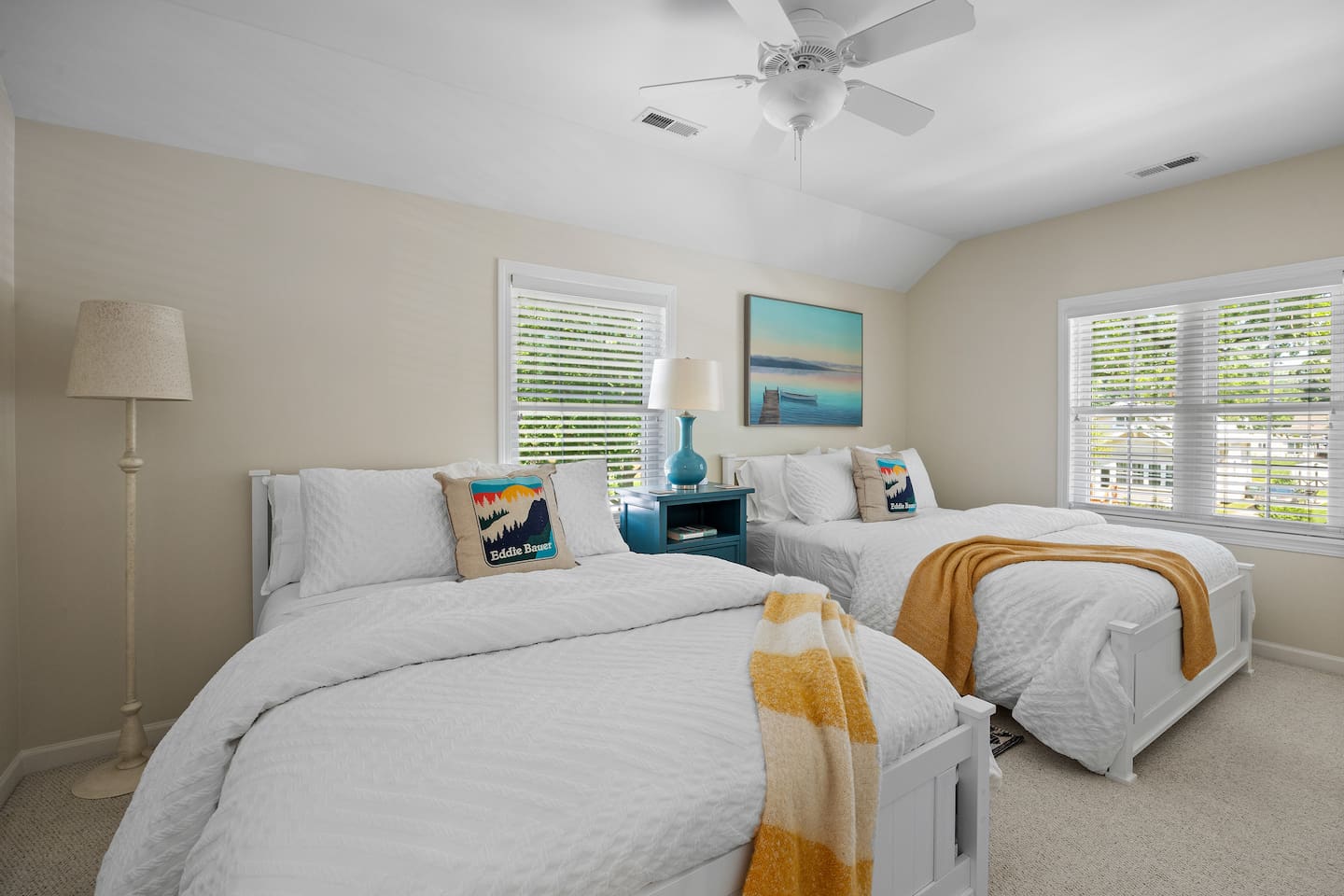 Double bedroom with 2 full beds. Ideal for families.