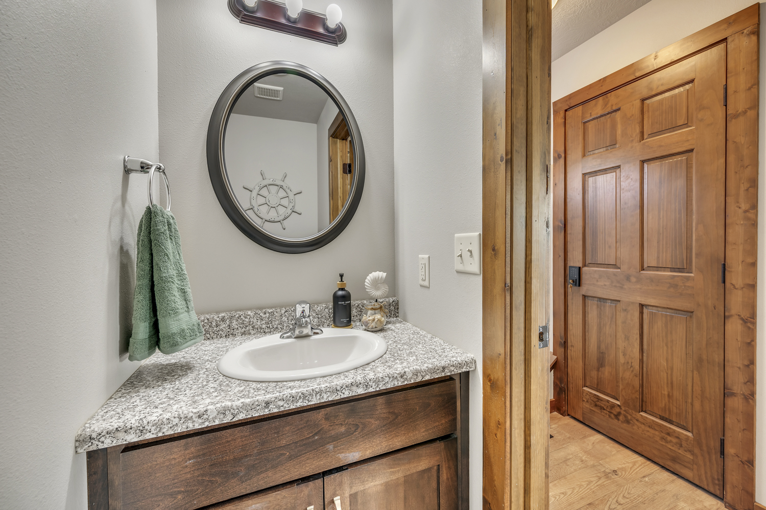 Main floor 1/2 bathroom