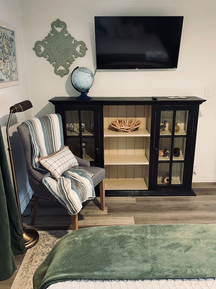 A queen bedroom with a TV for cozy movie nights, surrounded by subtle nature-inspired details that make the space warm and inviting.