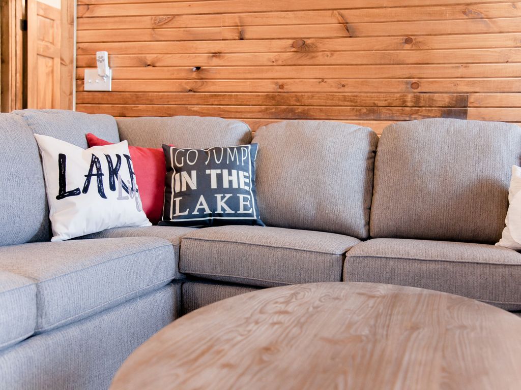 Relax at the fireplace after a day of shows, shopping or fishing!