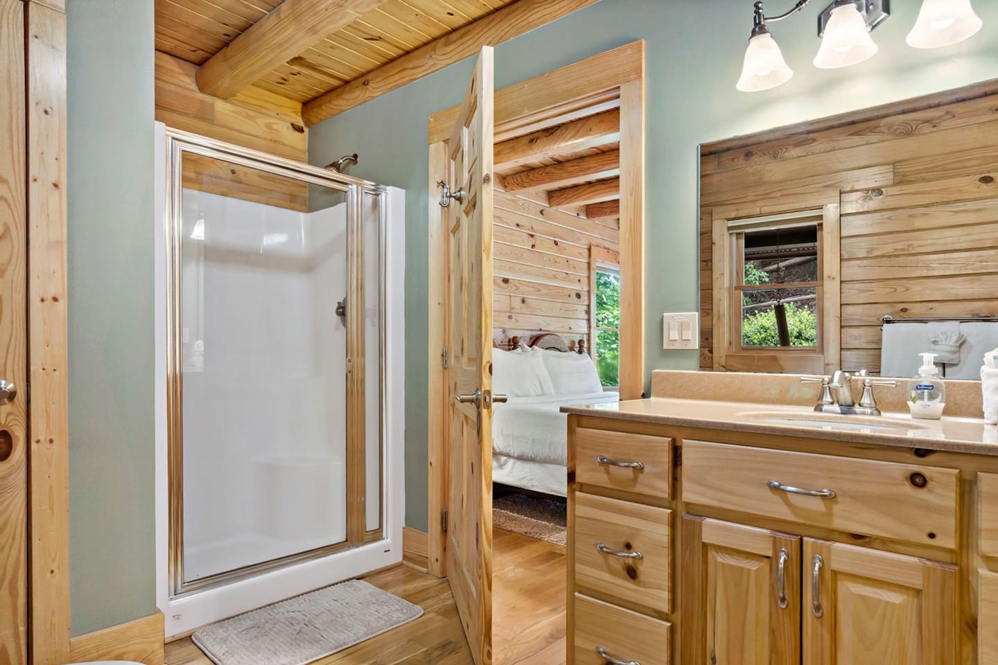 Full bathroom en suite for bedroom #1