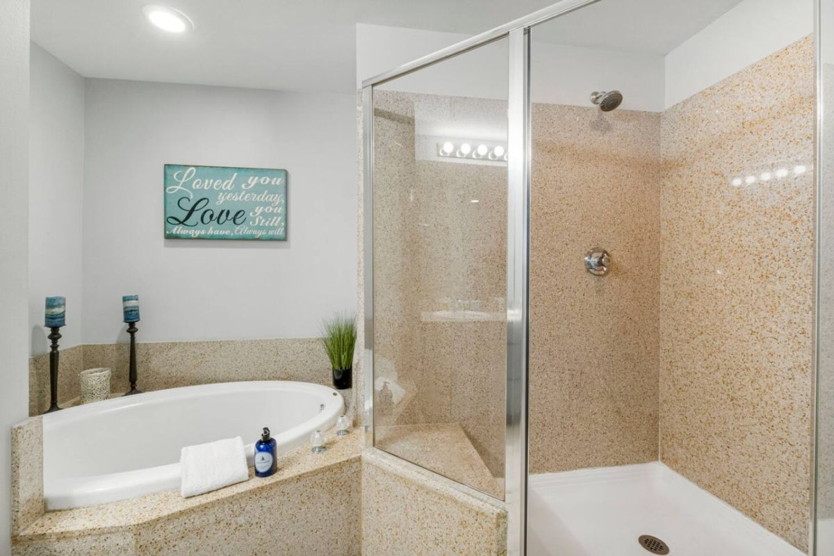 Master room bathroom