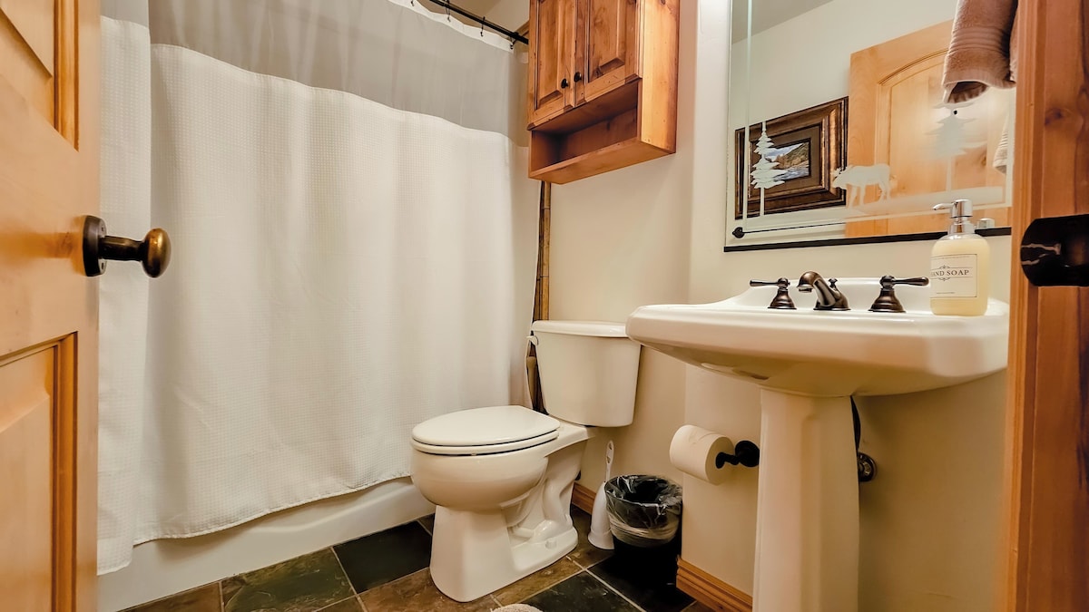 All linens, bath towels, washcloths, and hand towels are provided for your convenience.