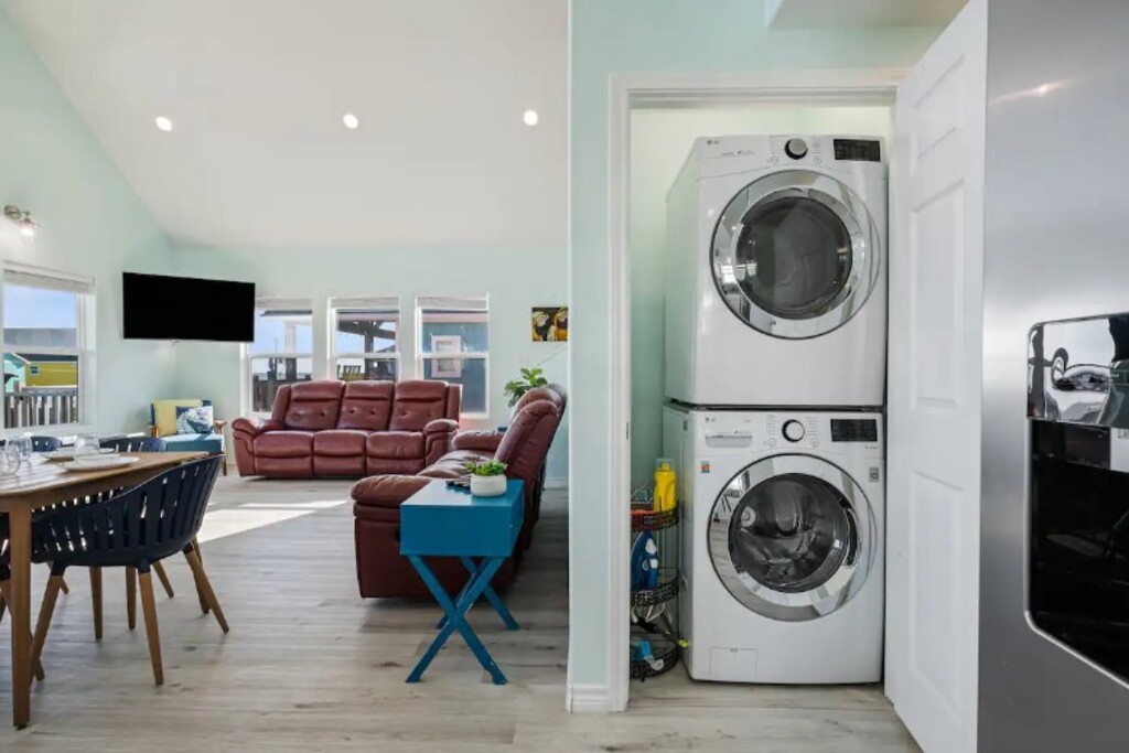 6da3ff8d5a2e42ae824008a0e637ff5f | Beachhouse | Texas | TX | Vacation Homes | Galveston | Crystal Beach | Kokomo | Breezy Days | Beachfront Elegance | Sunrise Serenity | Southern Sands Property Management, LLC
