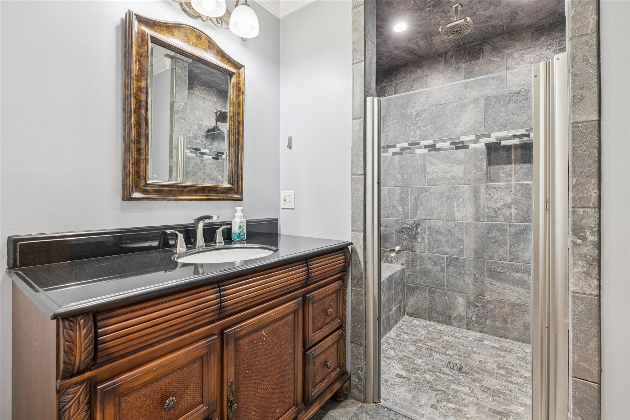 Bathroom 3 (access from Bedroom 3)