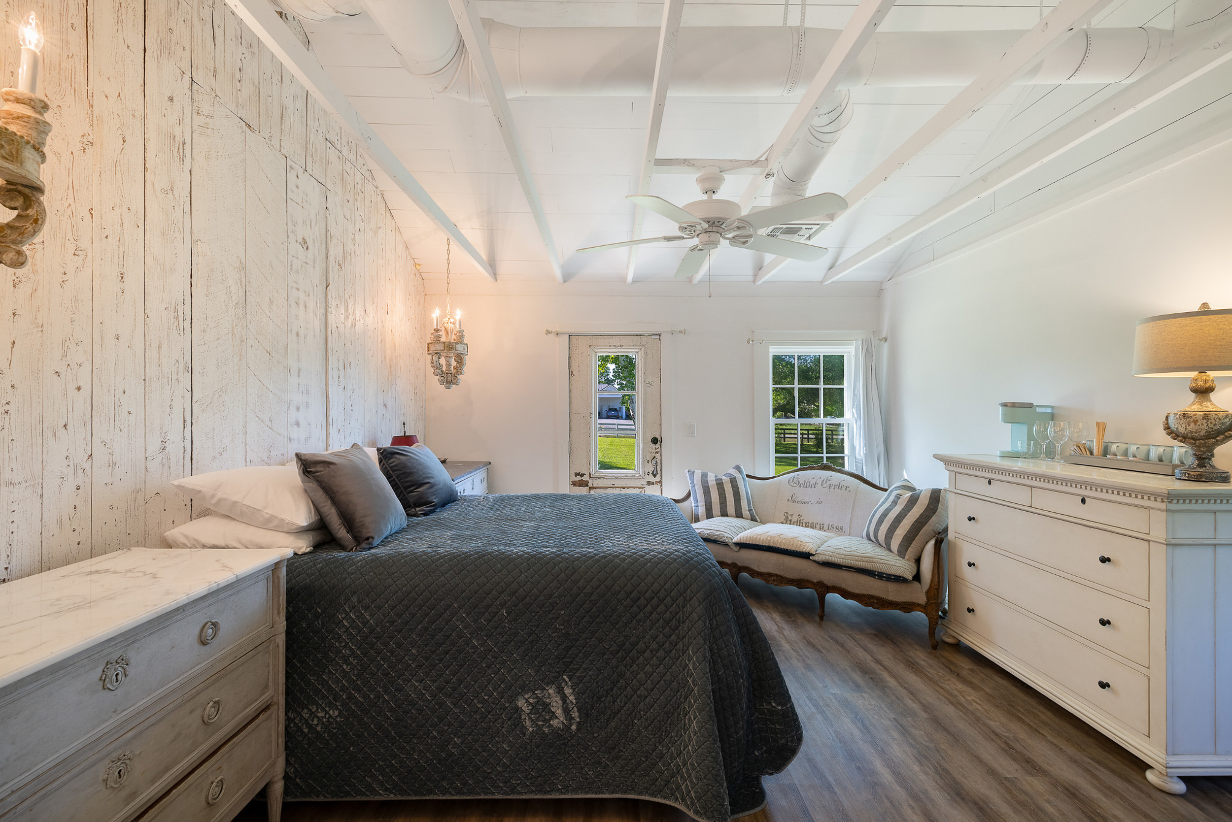 Main downstairs bedroom Queen