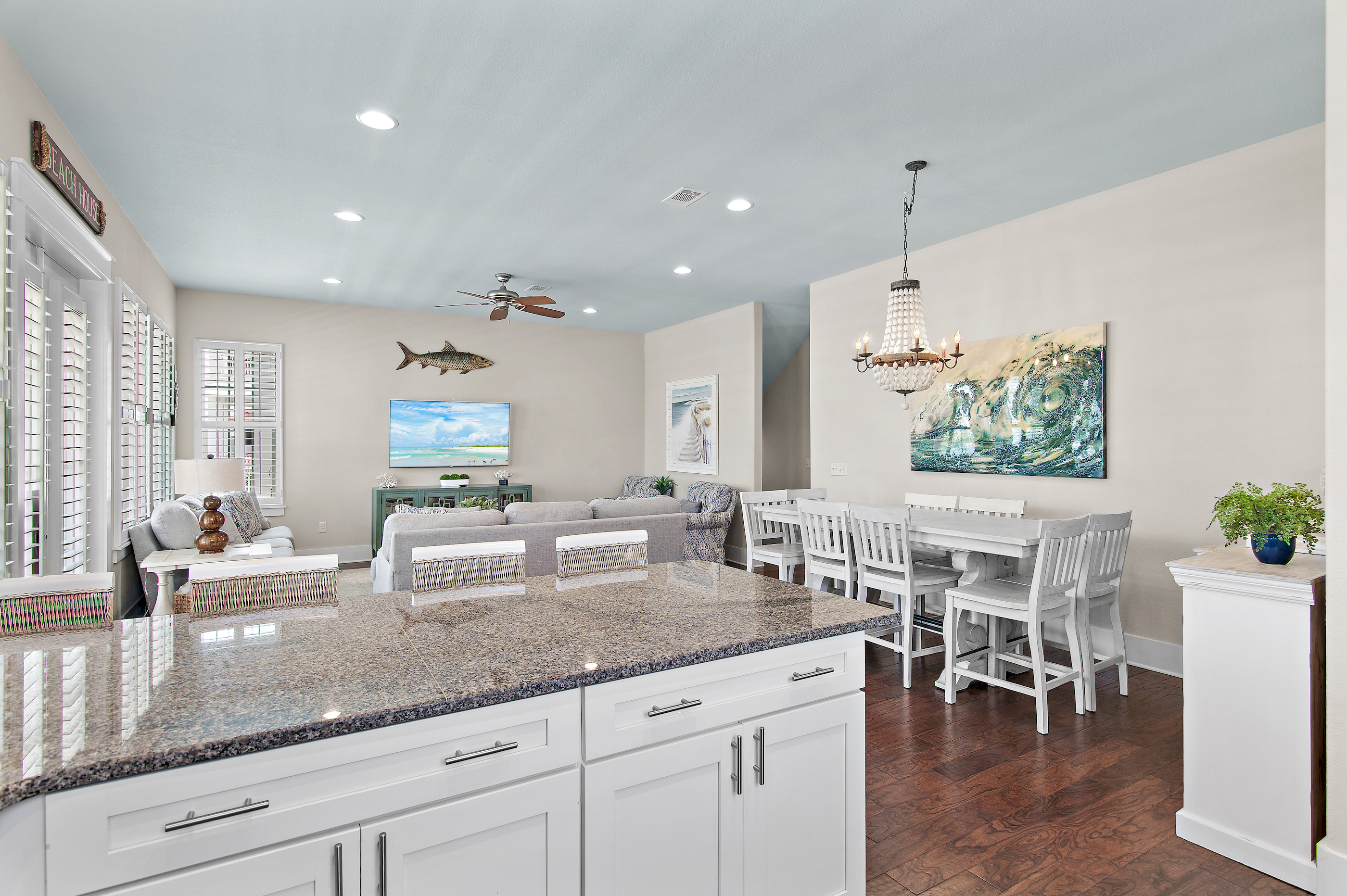 Gather around the spacious dining table and fully equipped kitchen, perfect for relaxed meals and memorable evenings.