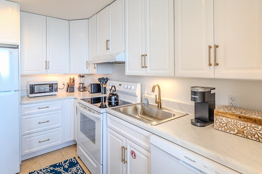 Coffee maker, full fridge, microwave&mdash;perfect for long stays.