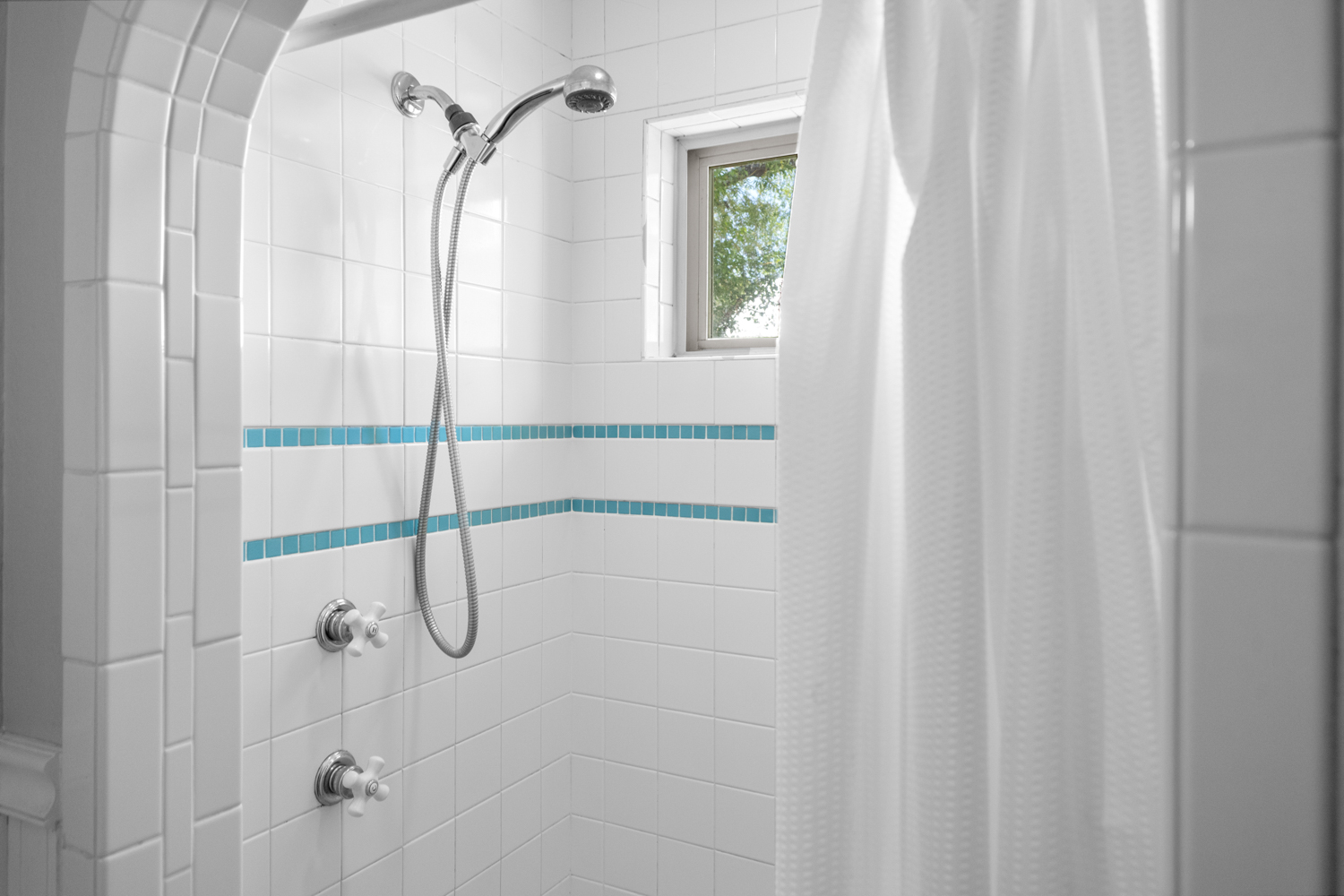 Main Level Shared Bathroom 2 | Shower