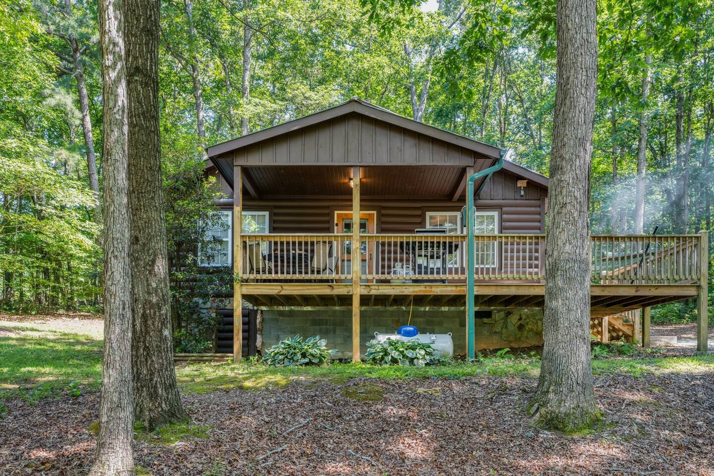 Nestled Inn is a 2-bedroom 1-bath cabin located in Mineral Bluff, GA.  Located just minutes from Lake Blue Ridge, hiking trails, trout fishing, and downtown Blue Ridge.  