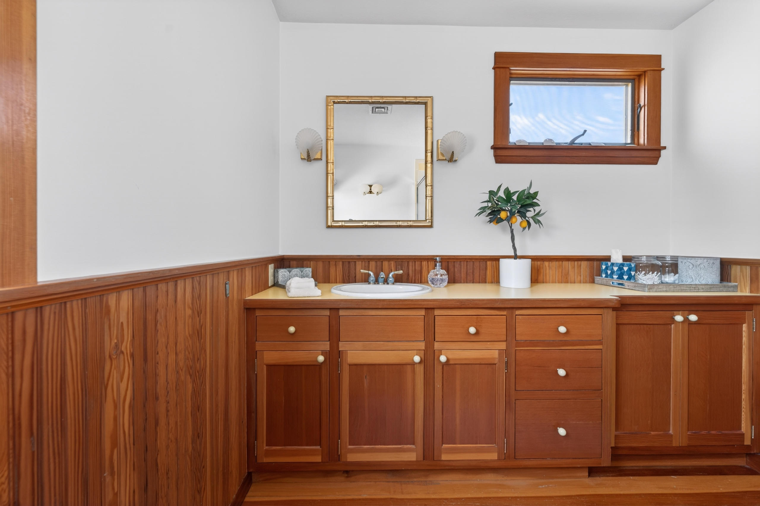 Unwind in this convenient ensuite bathroom, perfect for a fresh and easy shower. 🌿