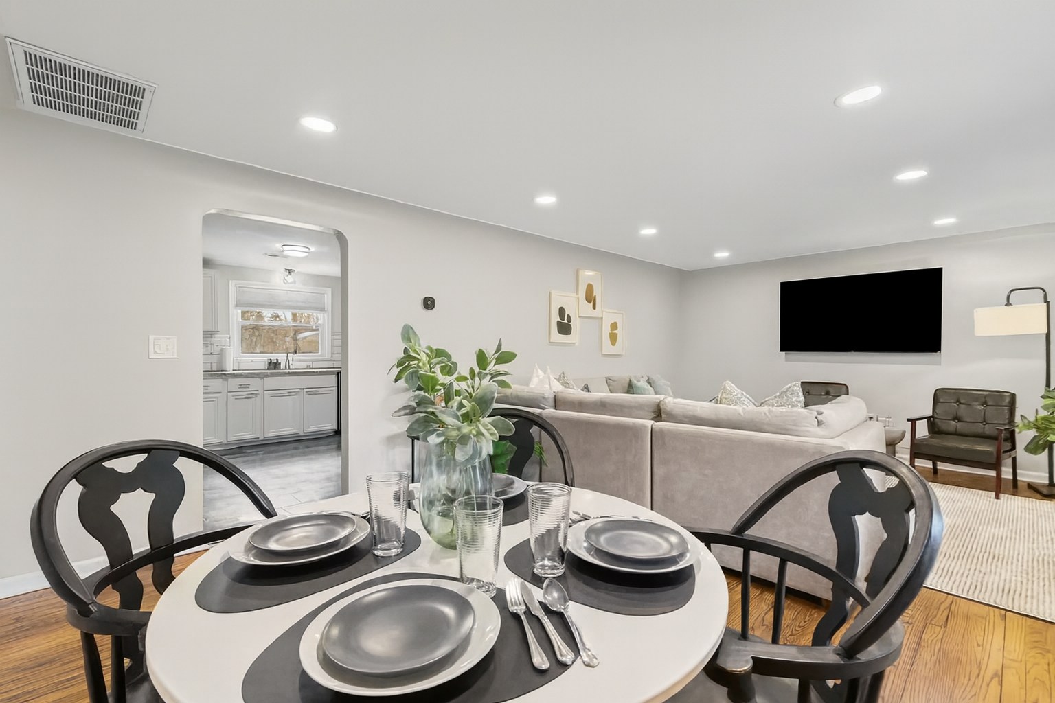 A cozy 4-seater dining room.