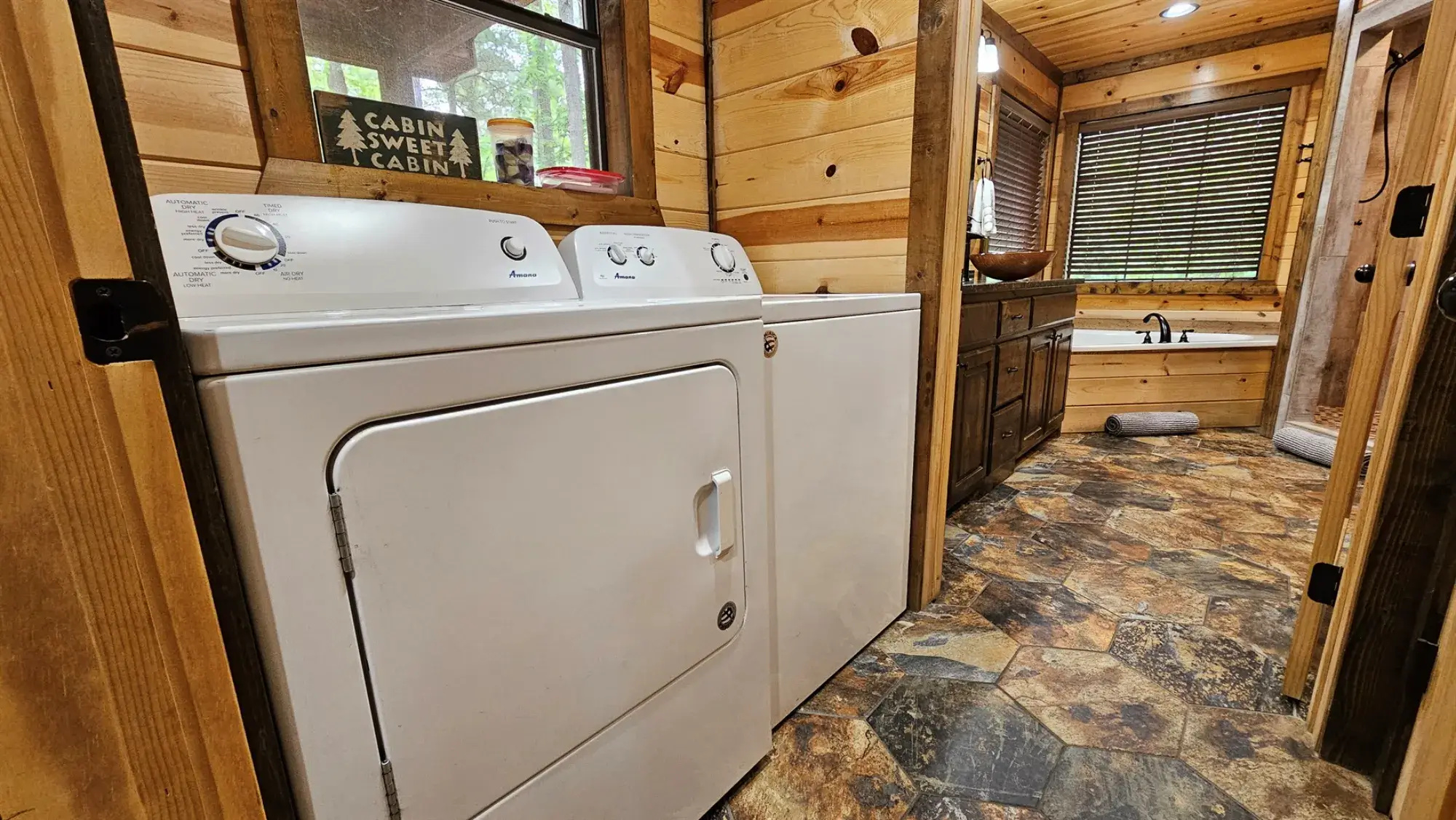 Laundry Room: Bright and practical space with nature views, perfect for a refreshing getaway!