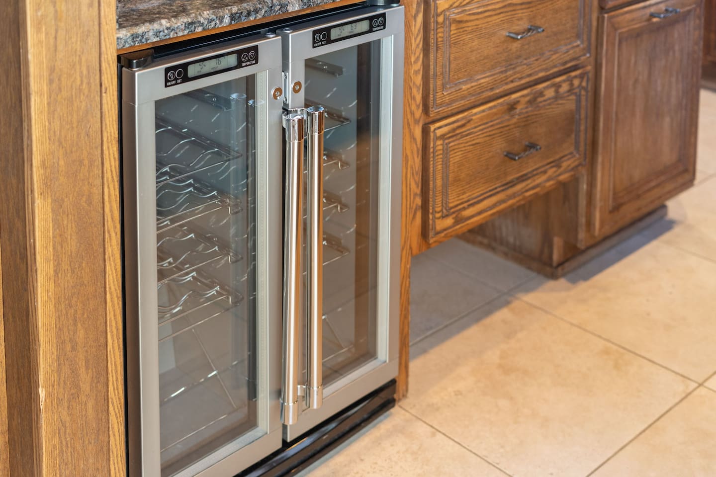 The built-in dual wine cooler keeps your bottles perfectly chilled — ideal for entertaining or winding down after a day by the pool.