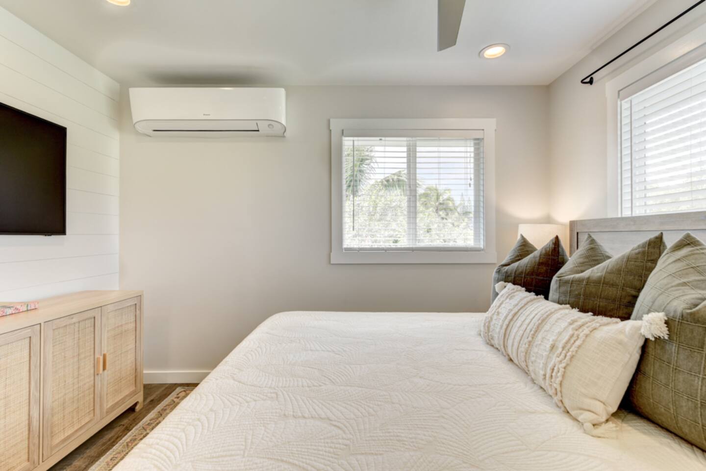 Bedroom 7 King Bed + AC