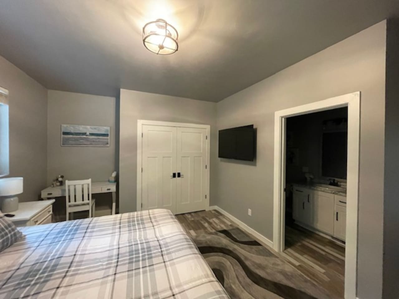 House #2 - Bedroom #1 - 1 king bed, desk, tv, and full bath