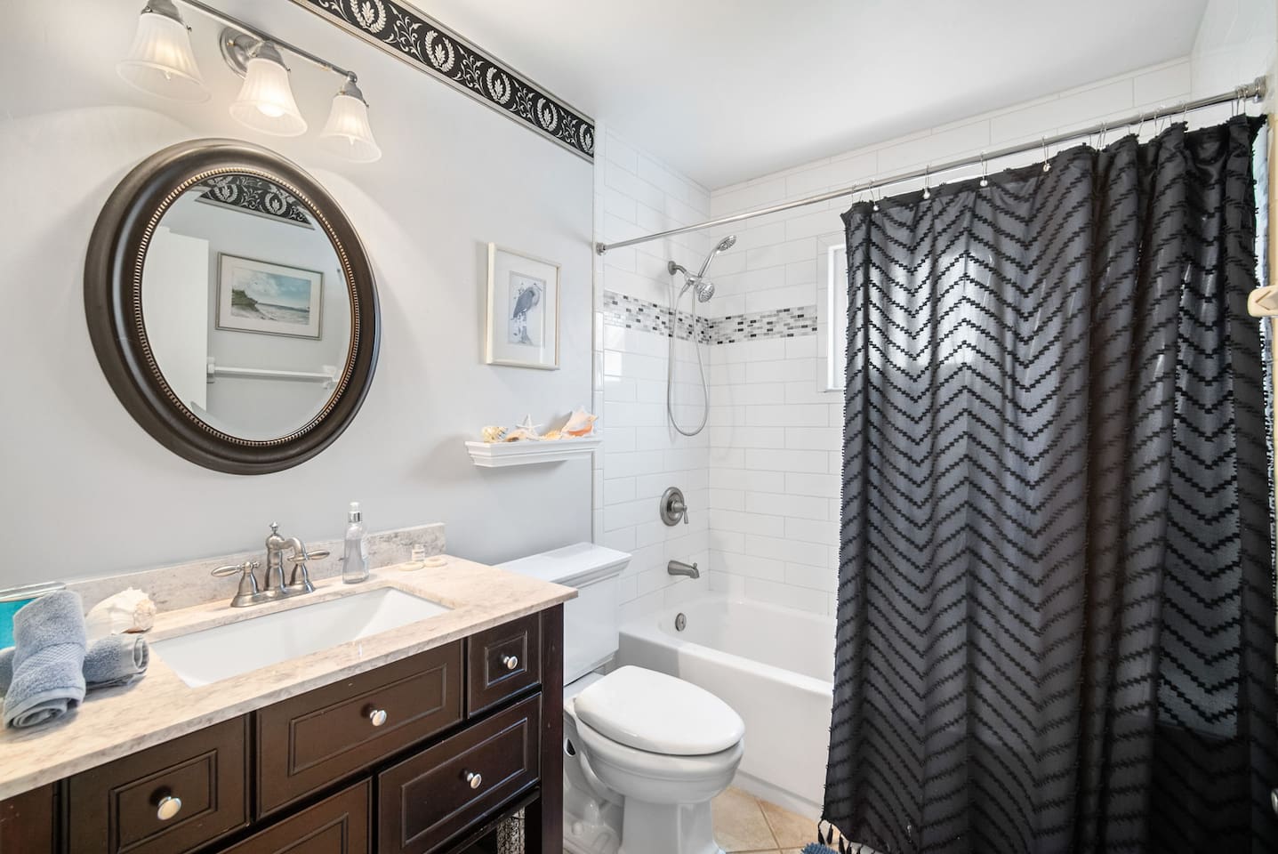 Bathroom with the bathtub for bedrooms 2 and 3