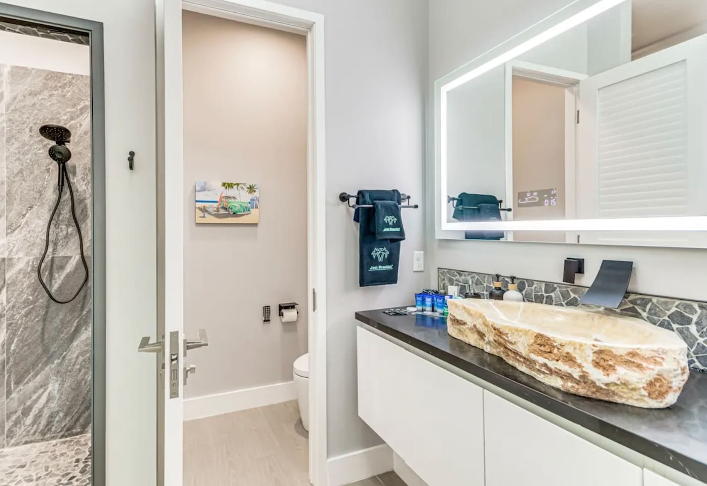 3rd floor hall bath