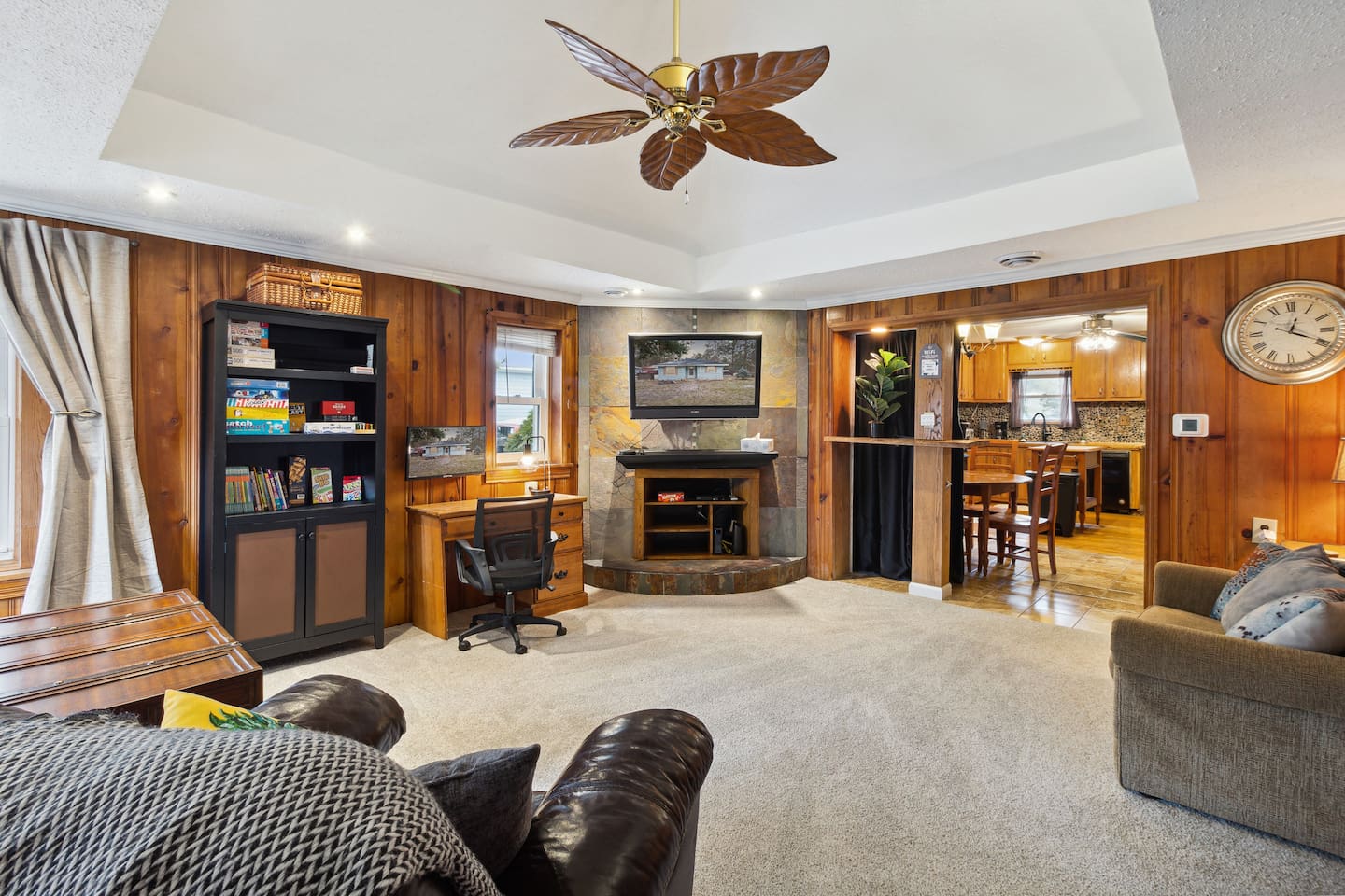 46" flat screen with Roku streaming access. FAST internet!