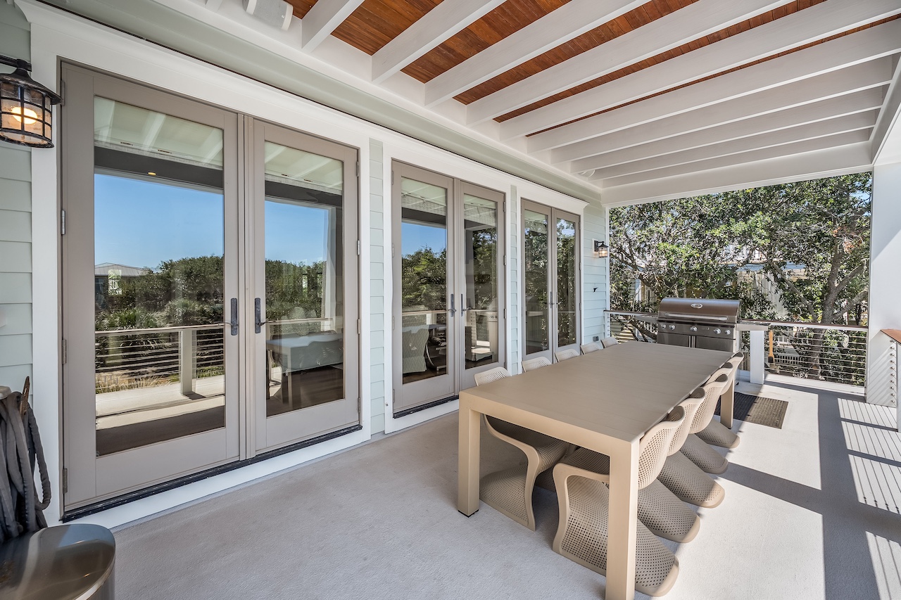 Outdoor dining & grill Shore Thing | 4001 Palm Blvd | Isle of Palms, SC | IOP Escapes