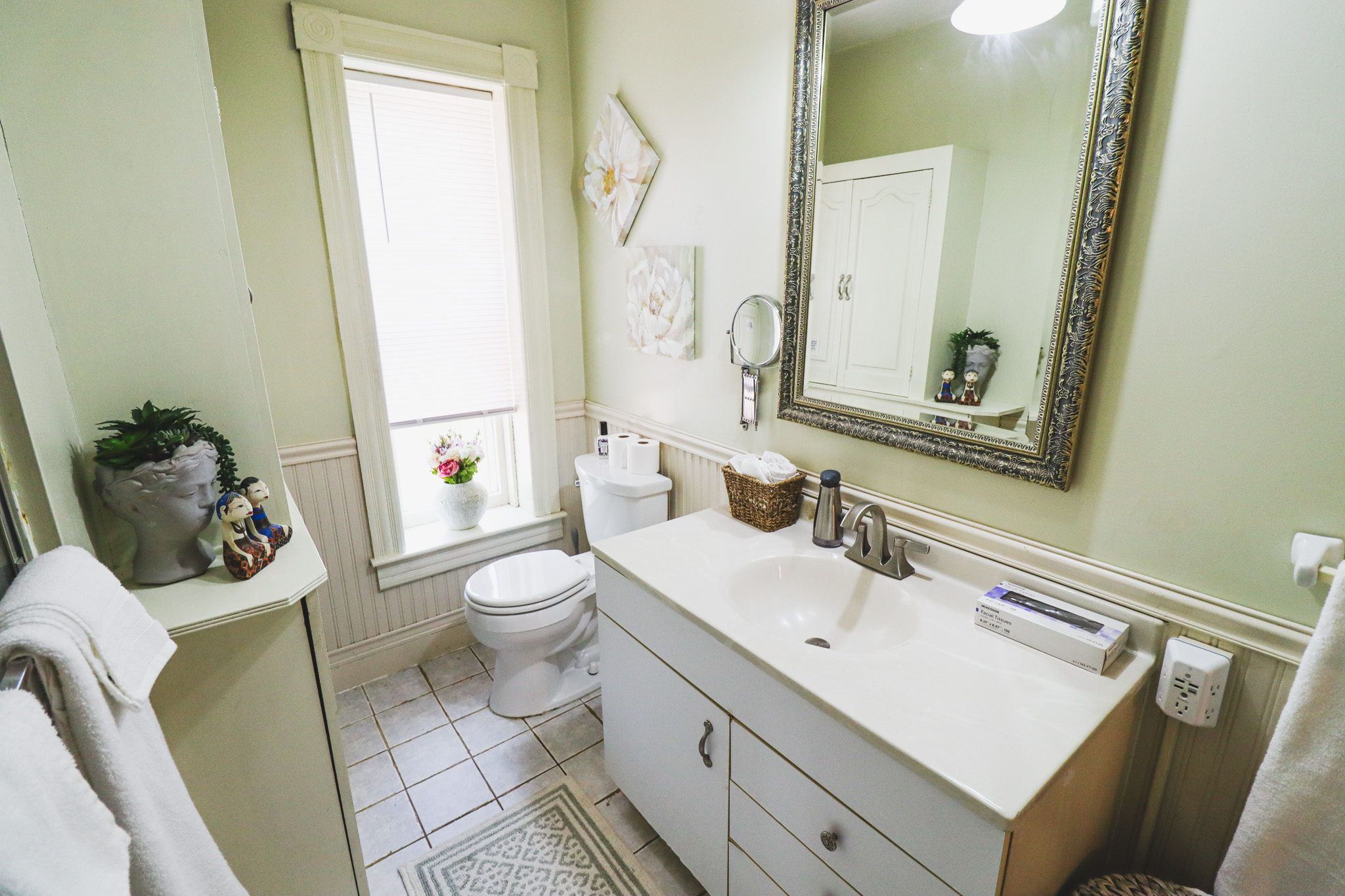 Full bathroom with all essentials