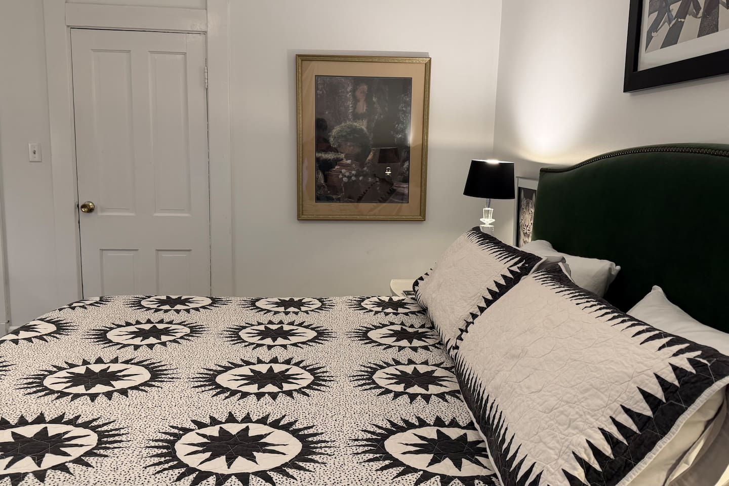 Evening-ready details with soft bedside lighting & layered textures — quiet, calming, and thoughtfully styled.