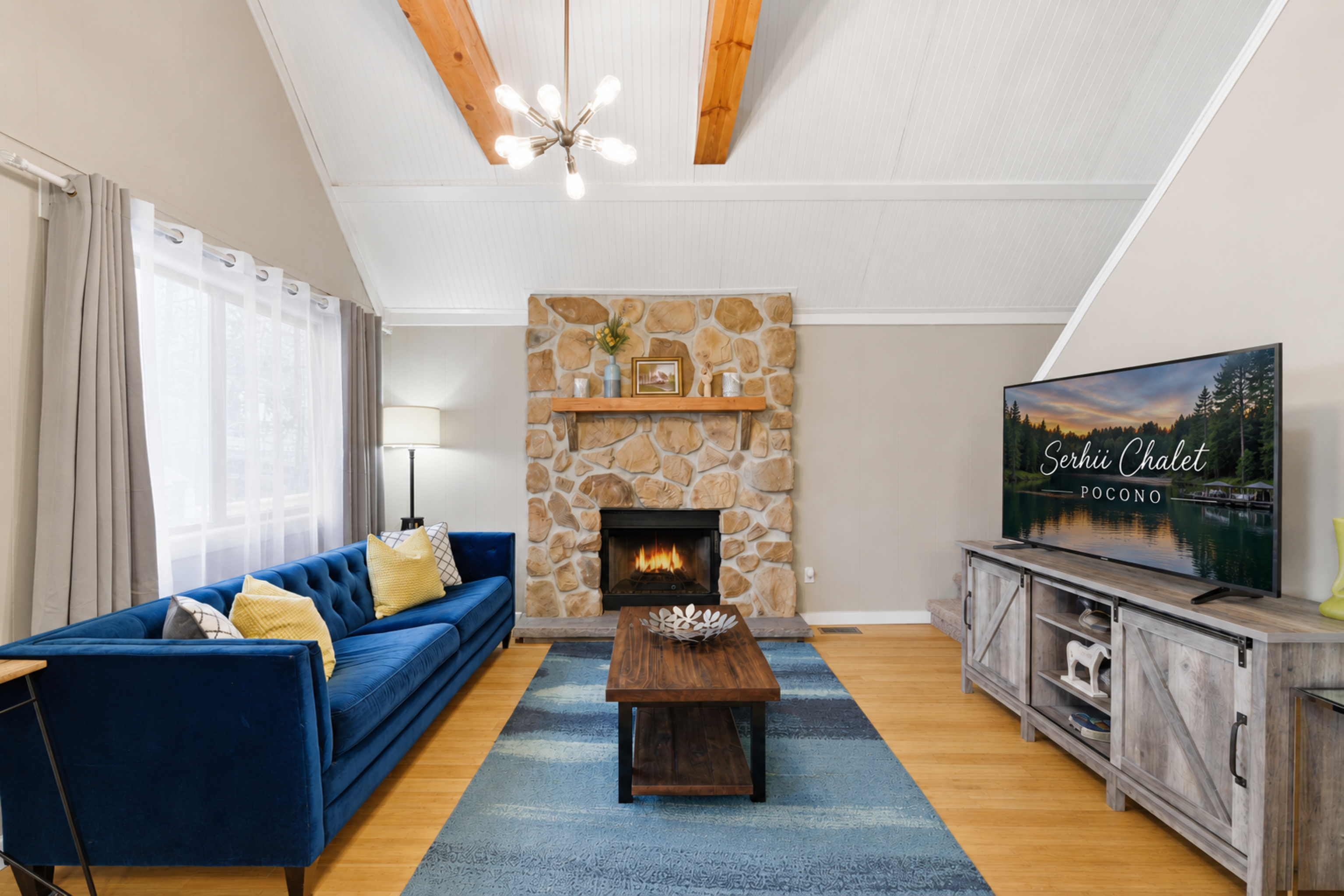 Living room with propane fireplace, Smart TV. Central cool/heat - Serhii Chalet Pocono
