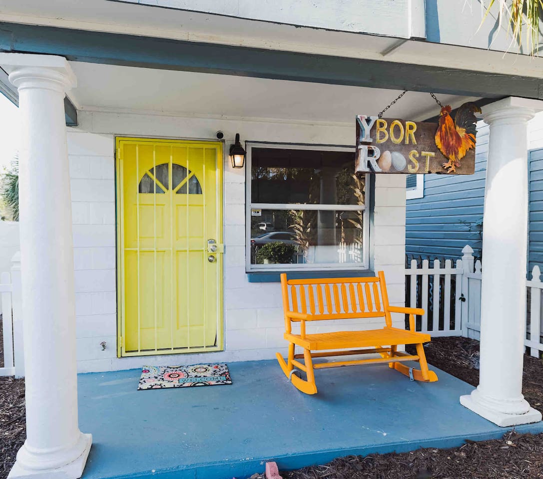 "Situated in a prime location, convenient to all the shops restaurants and bars. There is no need for a car since everything is so close."
-Selena
Guest Review